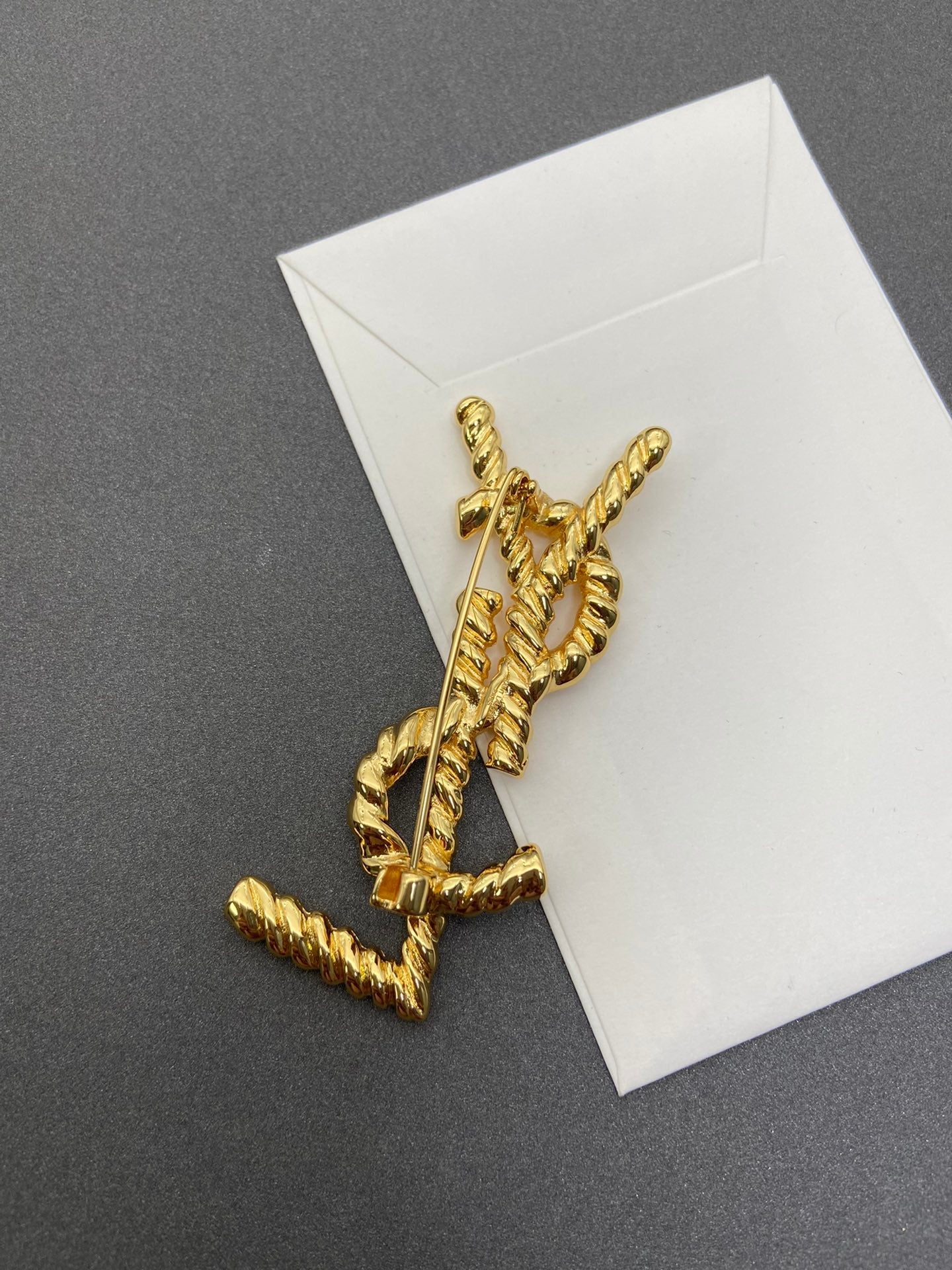 Elegant Golden Ribbed Brooch