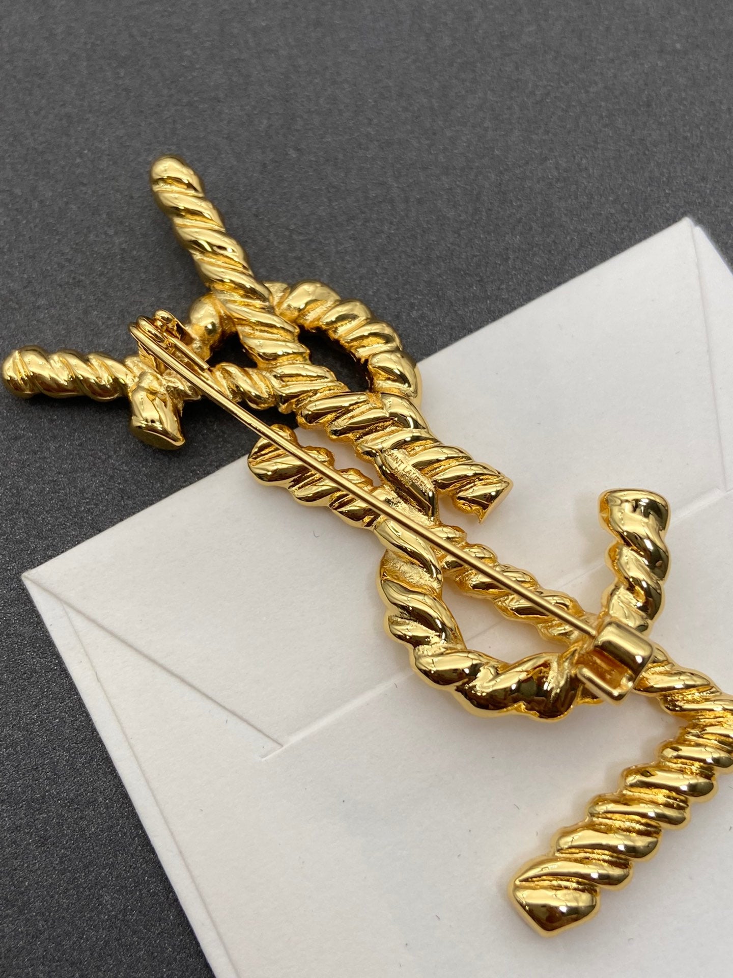Elegant Golden Ribbed Brooch