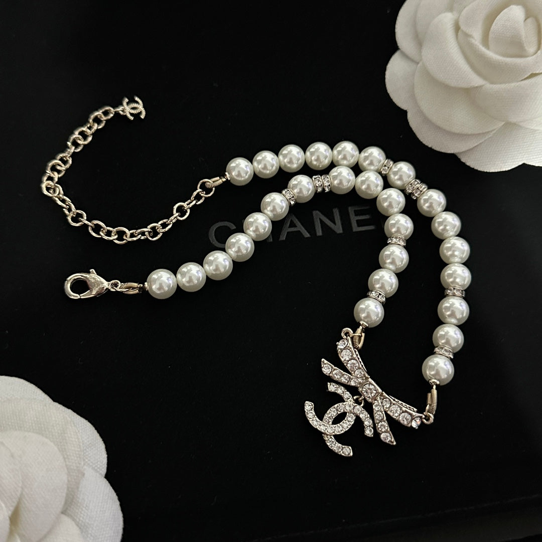 Pearl bow pendant necklace