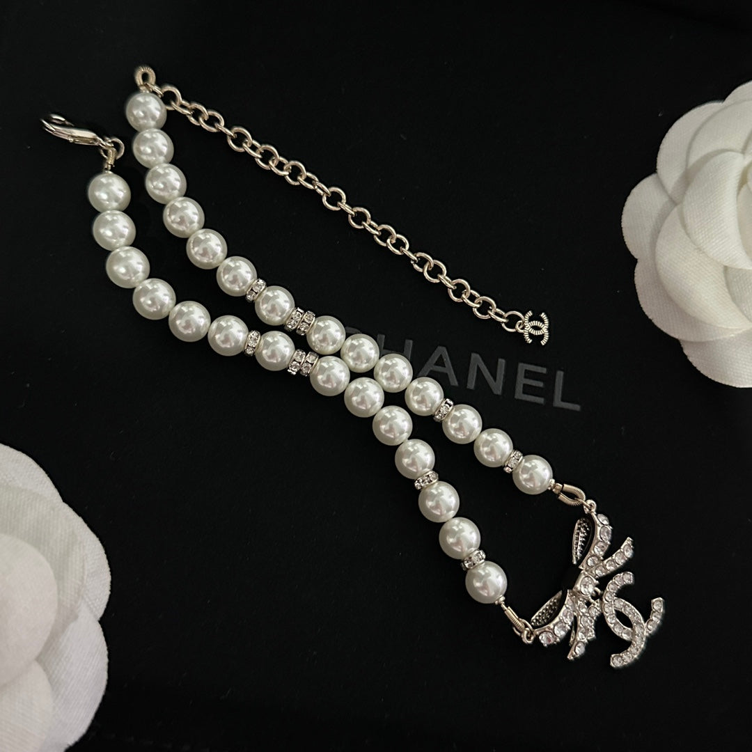 Pearl bow pendant necklace