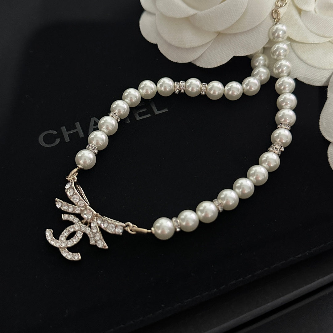 Pearl bow pendant necklace