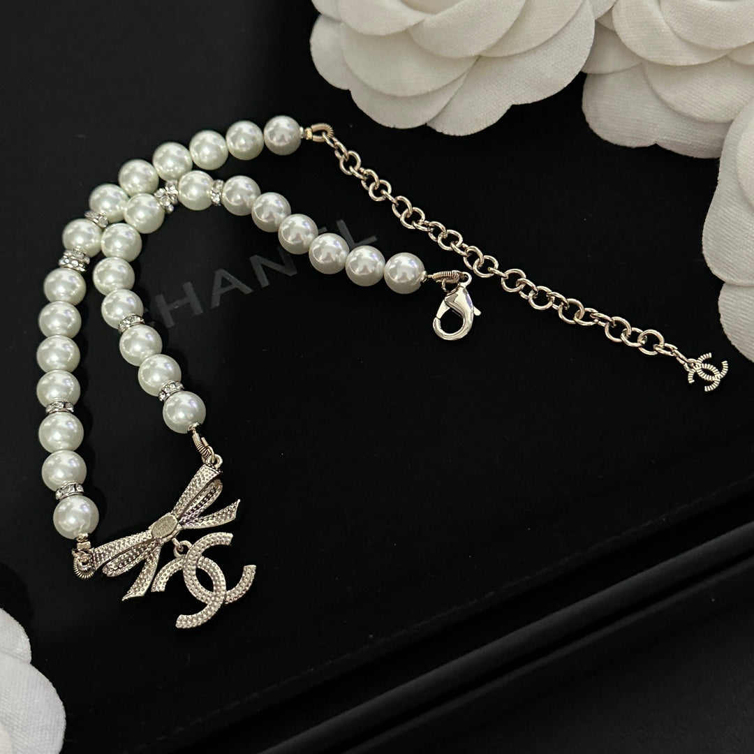 Pearl bow pendant necklace