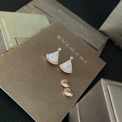 Classic fan-shaped small earrings