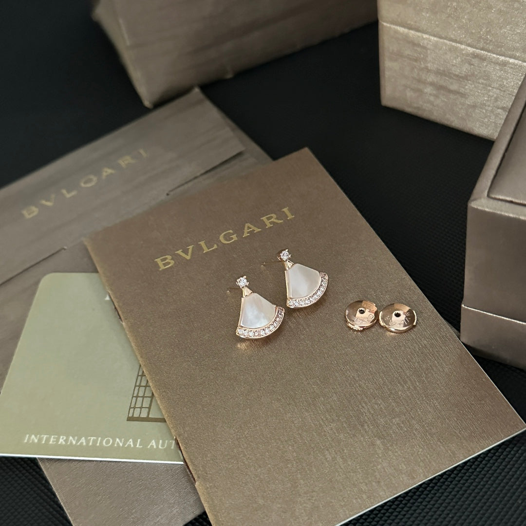 Classic fan-shaped small earrings