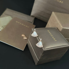 Classic fan-shaped small earrings