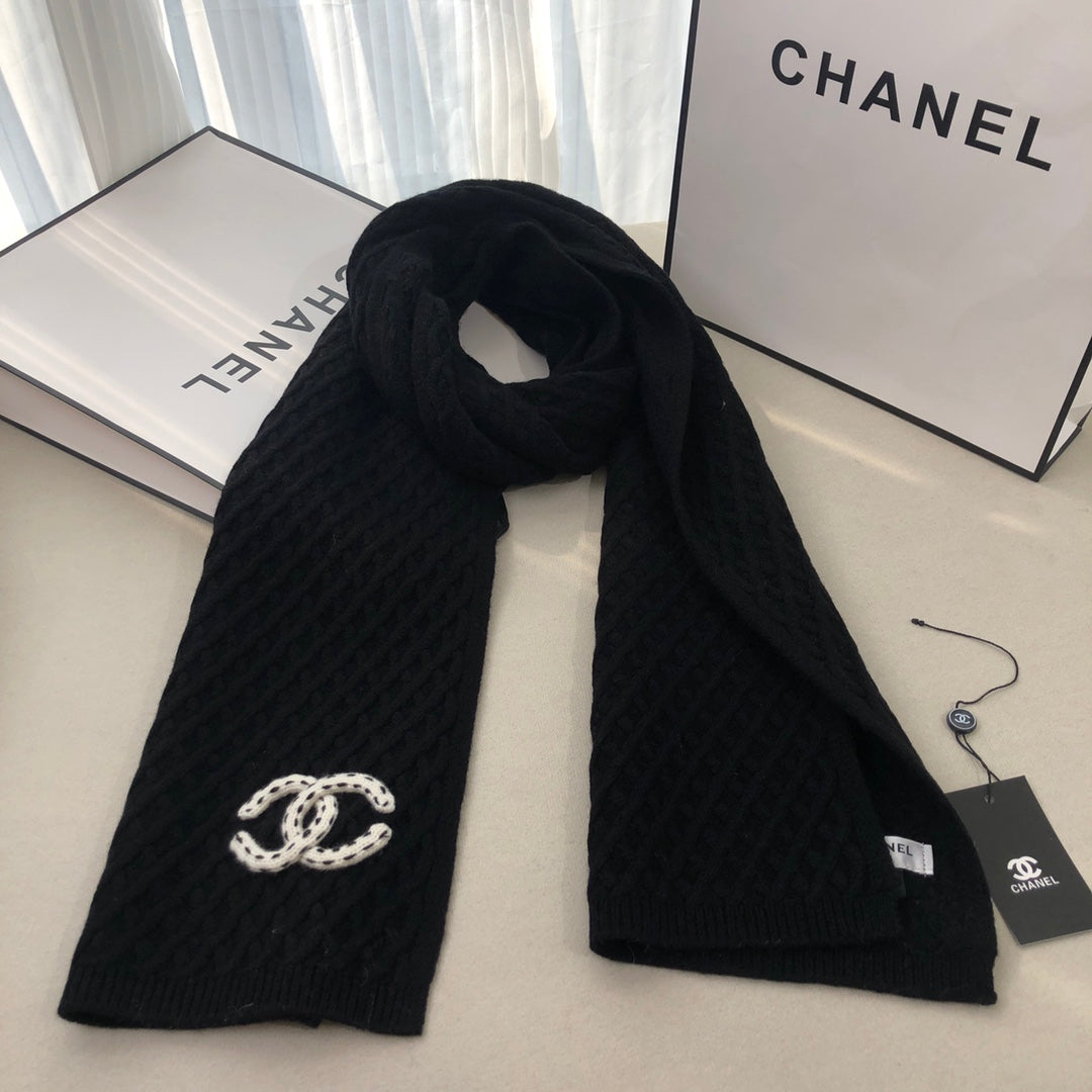 Knitted 100% cashmere scarf