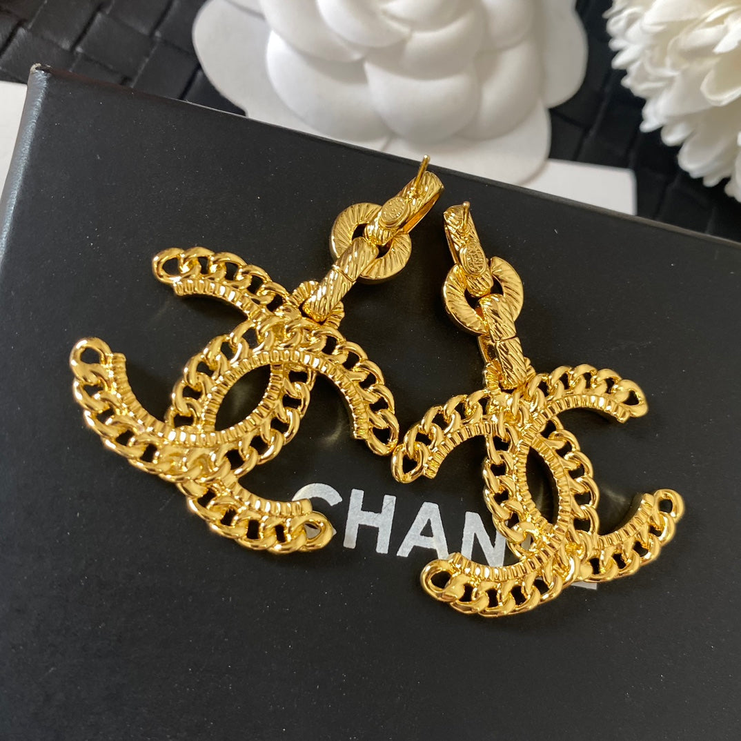Fashionable vintage gold earrings