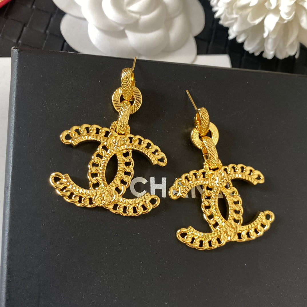 Fashionable vintage gold earrings