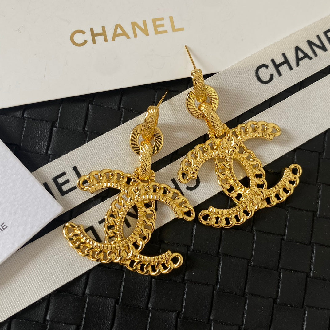 Fashionable vintage gold earrings