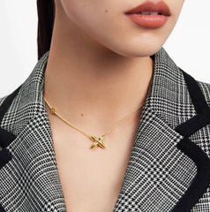 Fashionable floral pendant bracelet and necklace