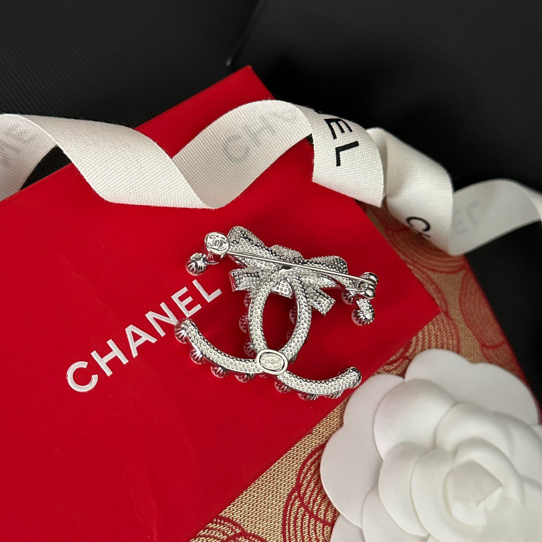 Elegant Pearl Bow Brooch