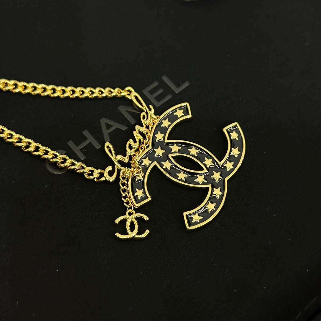 Fashionable gold star pendant necklace