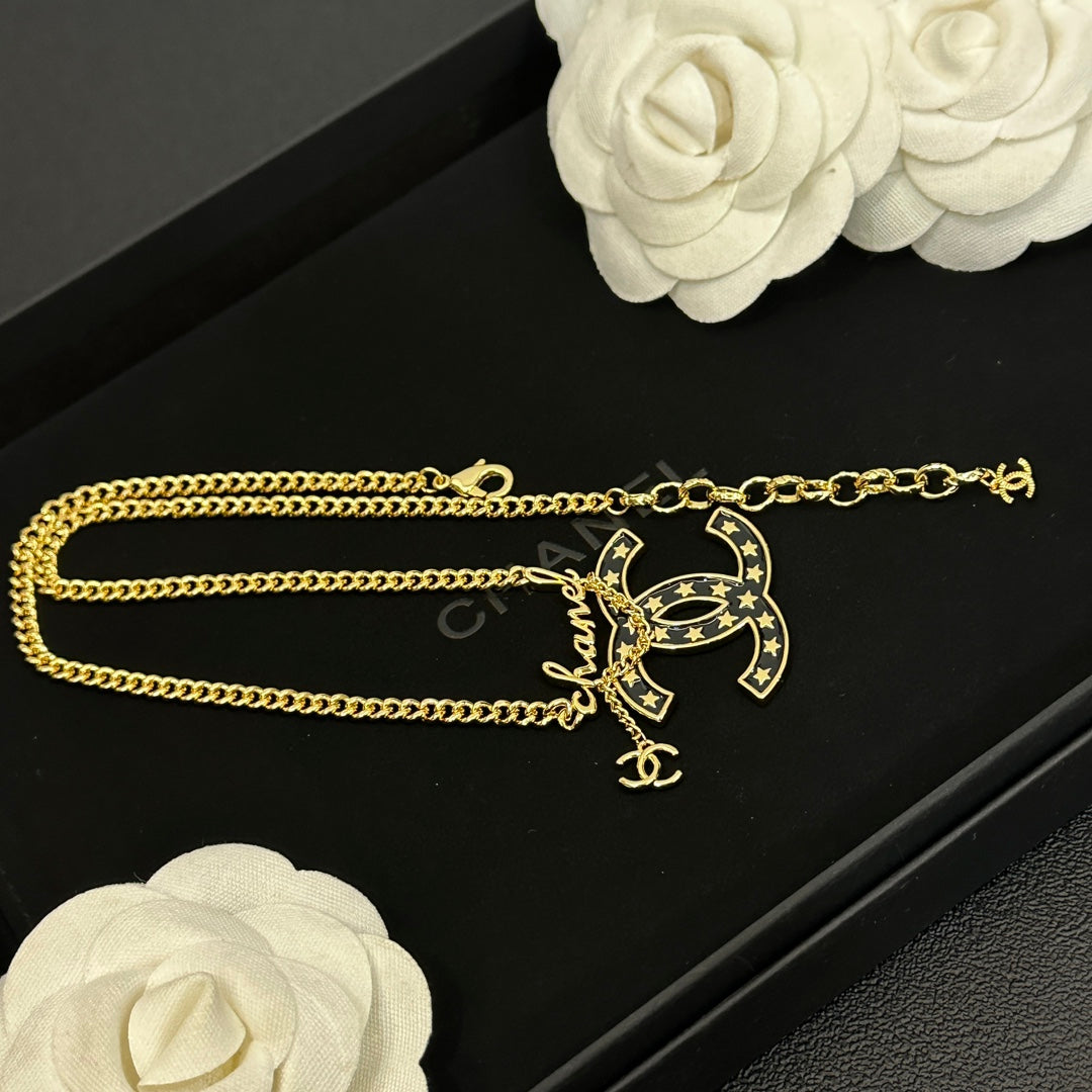 Fashionable gold star pendant necklace