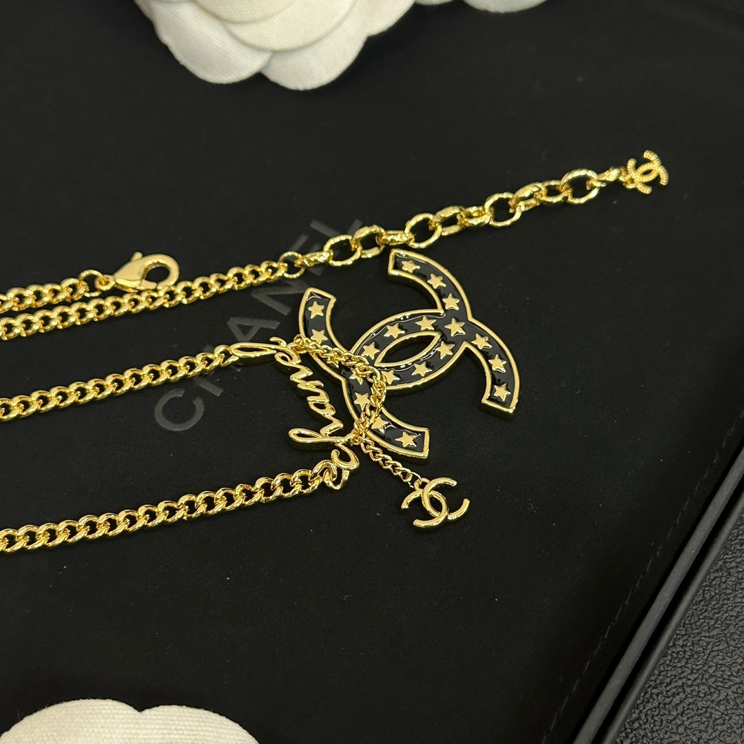 Fashionable gold star pendant necklace