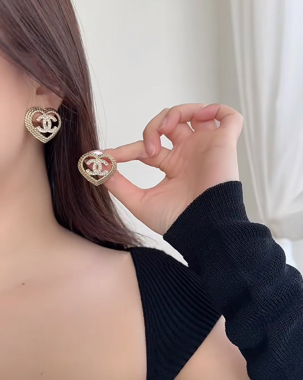Heart-shaped Hollow Diamond Earrings