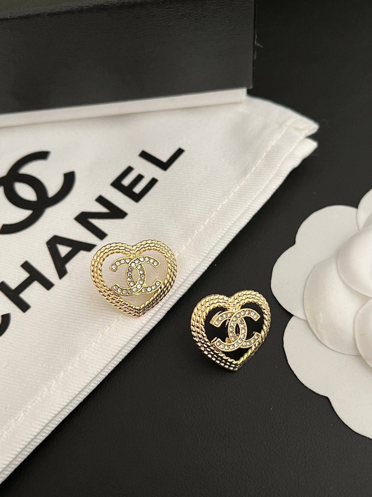 Heart-shaped Hollow Diamond Earrings
