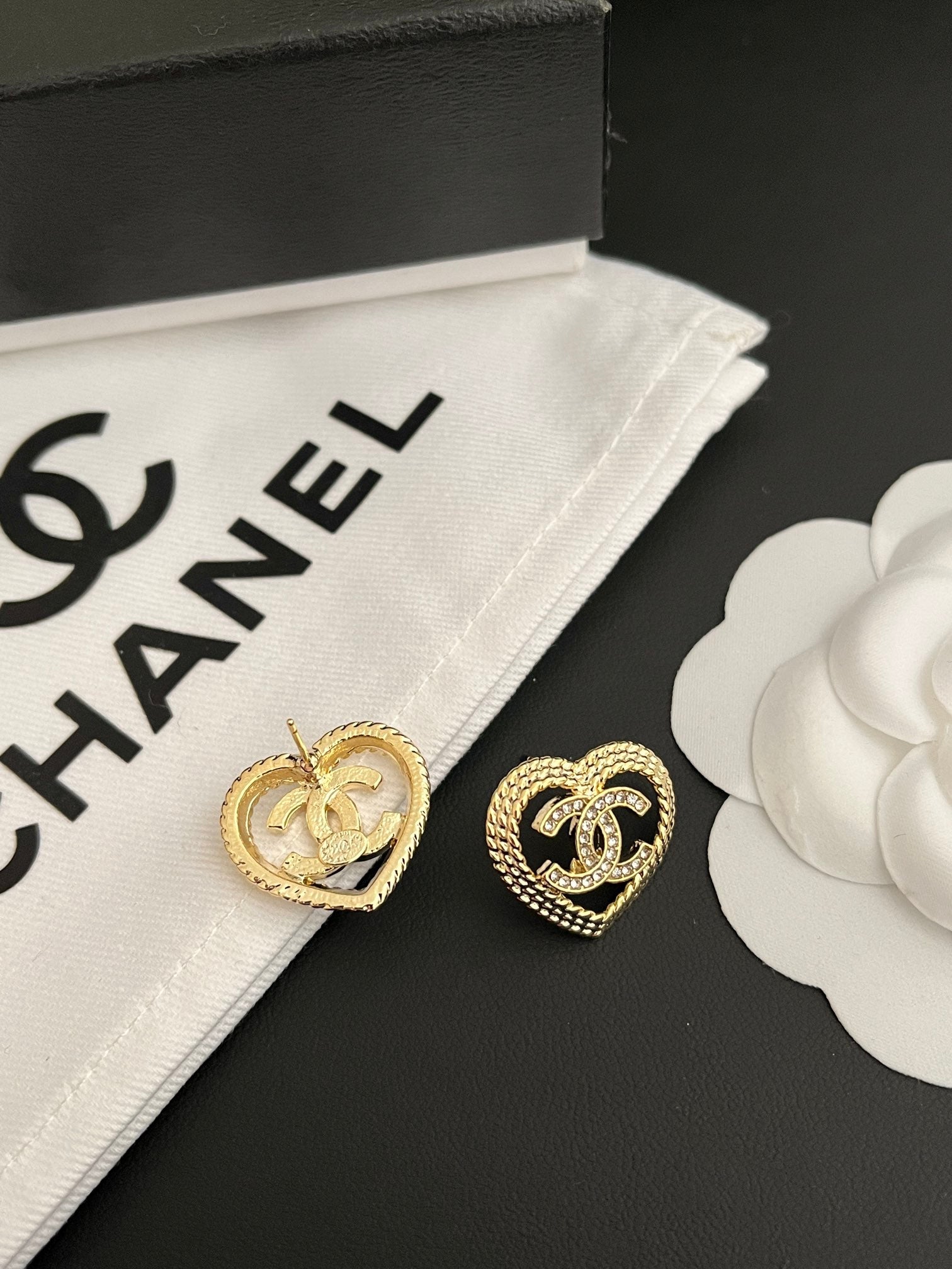 Heart-shaped Hollow Diamond Earrings
