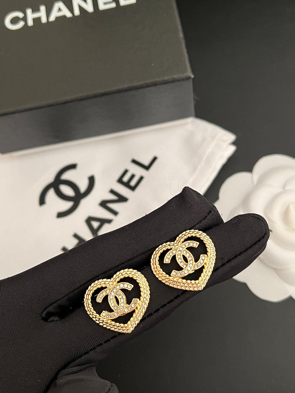 Heart-shaped Hollow Diamond Earrings