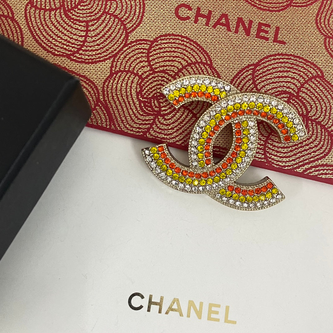 Fashionable Colored Diamond Brooch