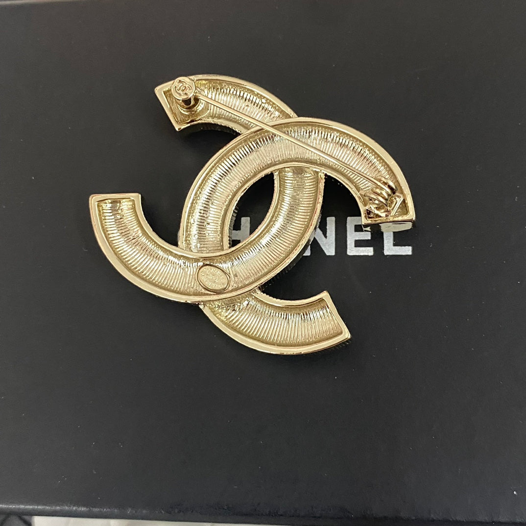 Fashionable Colored Diamond Brooch