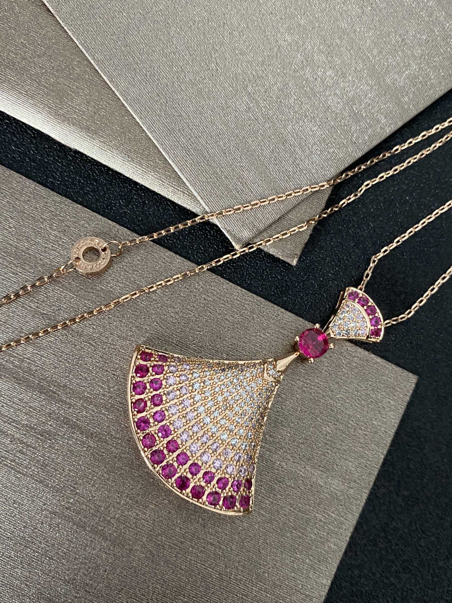 Sparkling Diamond Fan-Shaped Necklace
