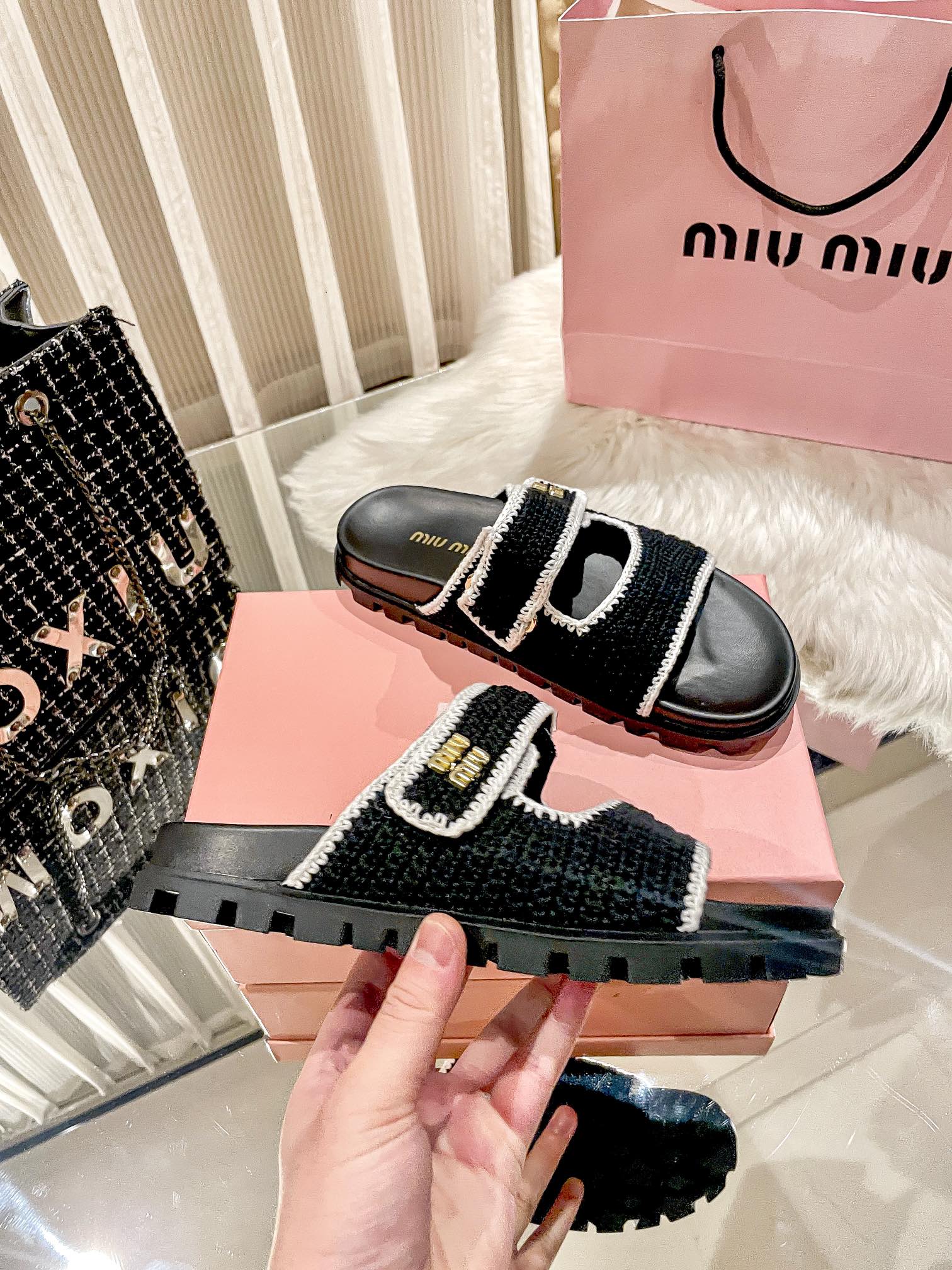 Fashionable Straw Velcro Slippers
