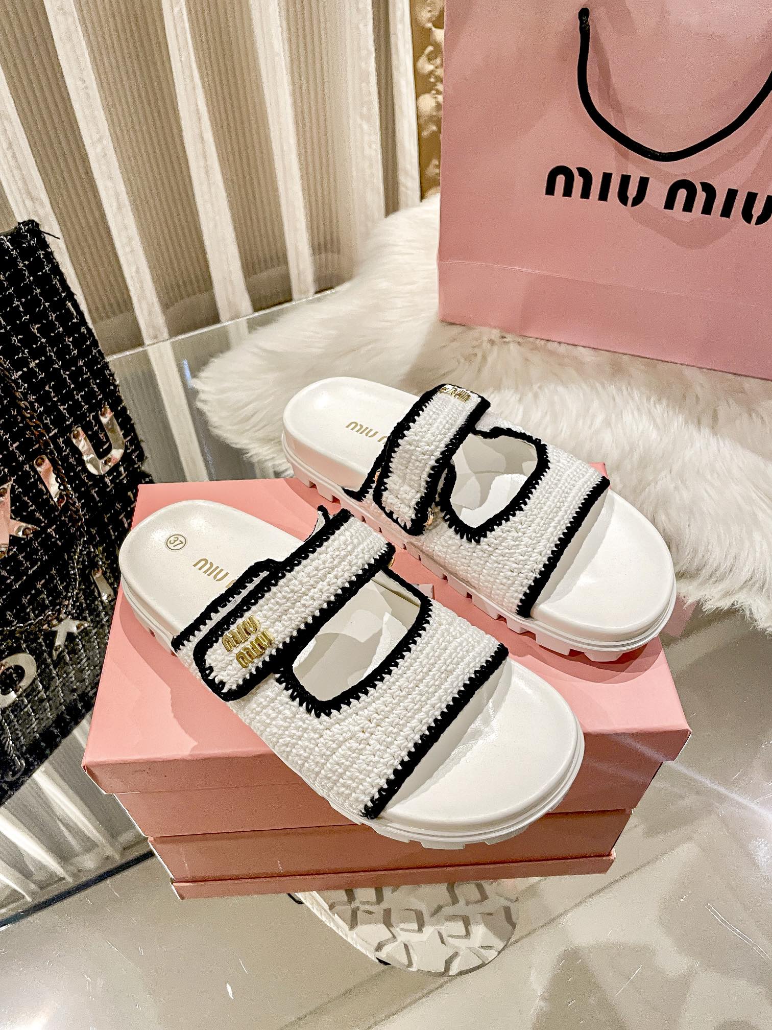 Fashionable Straw Velcro Slippers