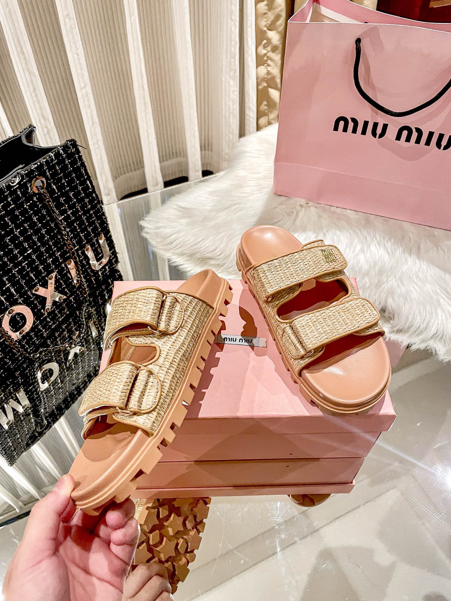 Fashionable Straw Velcro Slippers