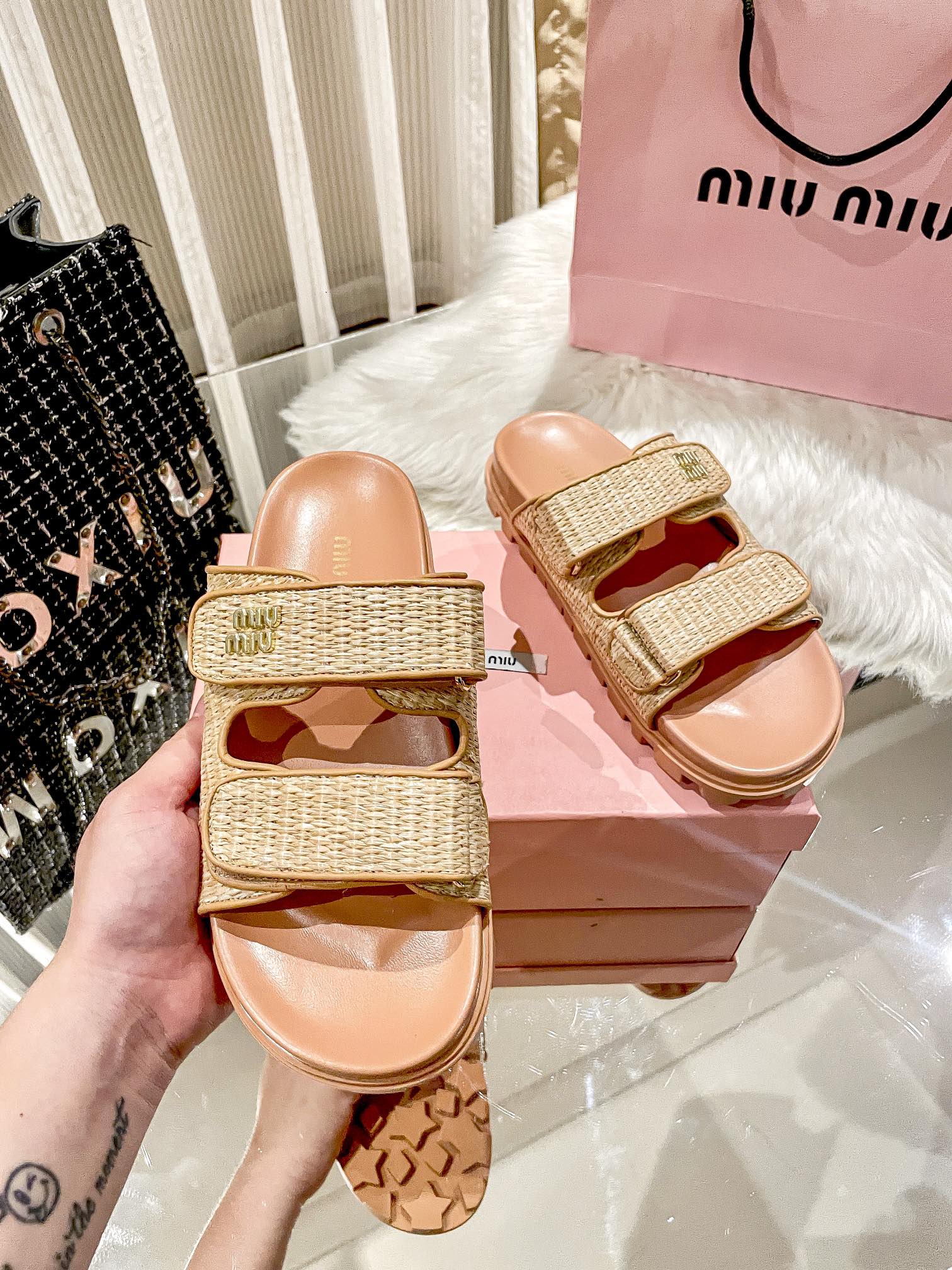 Fashionable Straw Velcro Slippers