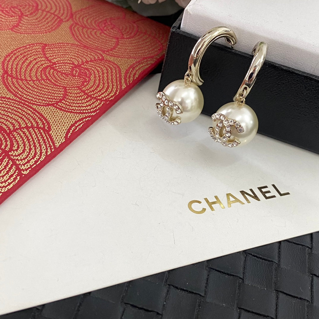 Round pearl drop earrings