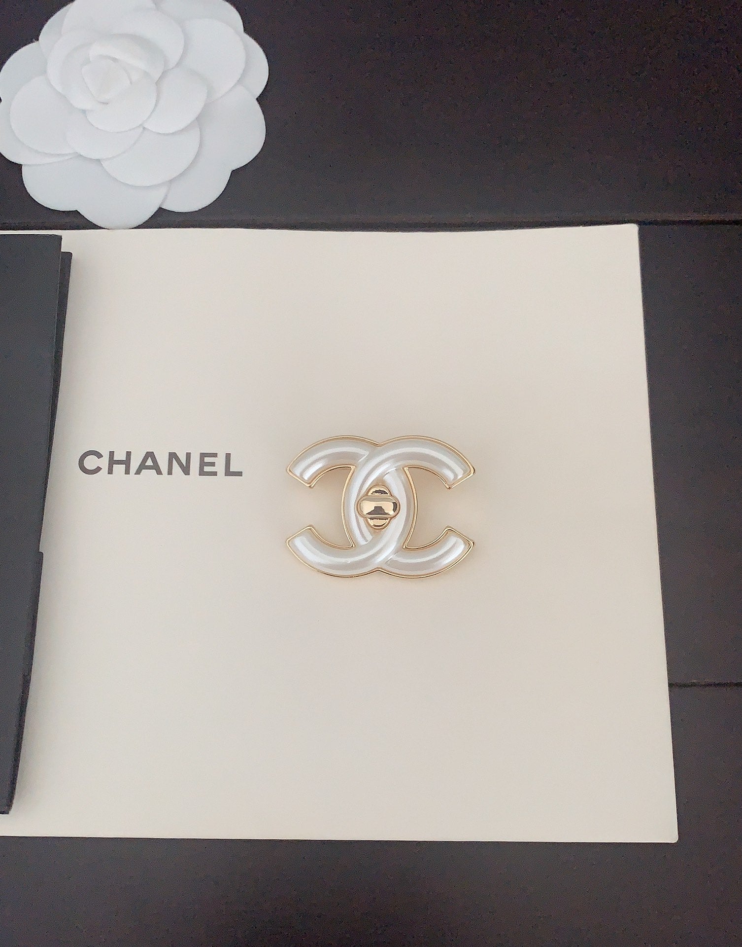 Elegant white brooch