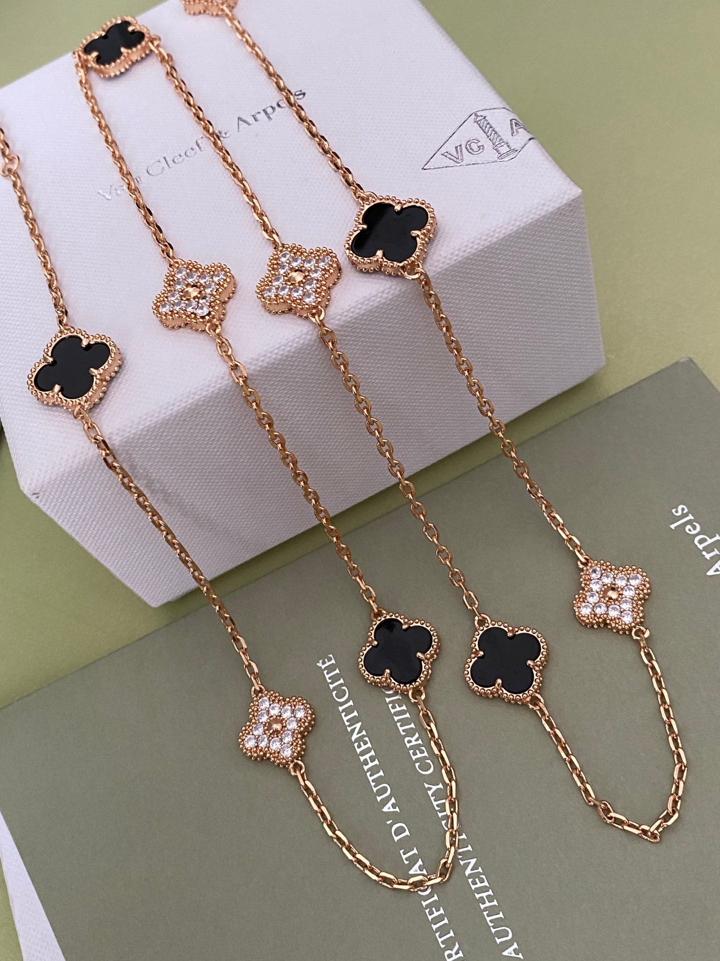 Four-leaf clover mother-of-pearl long necklace
