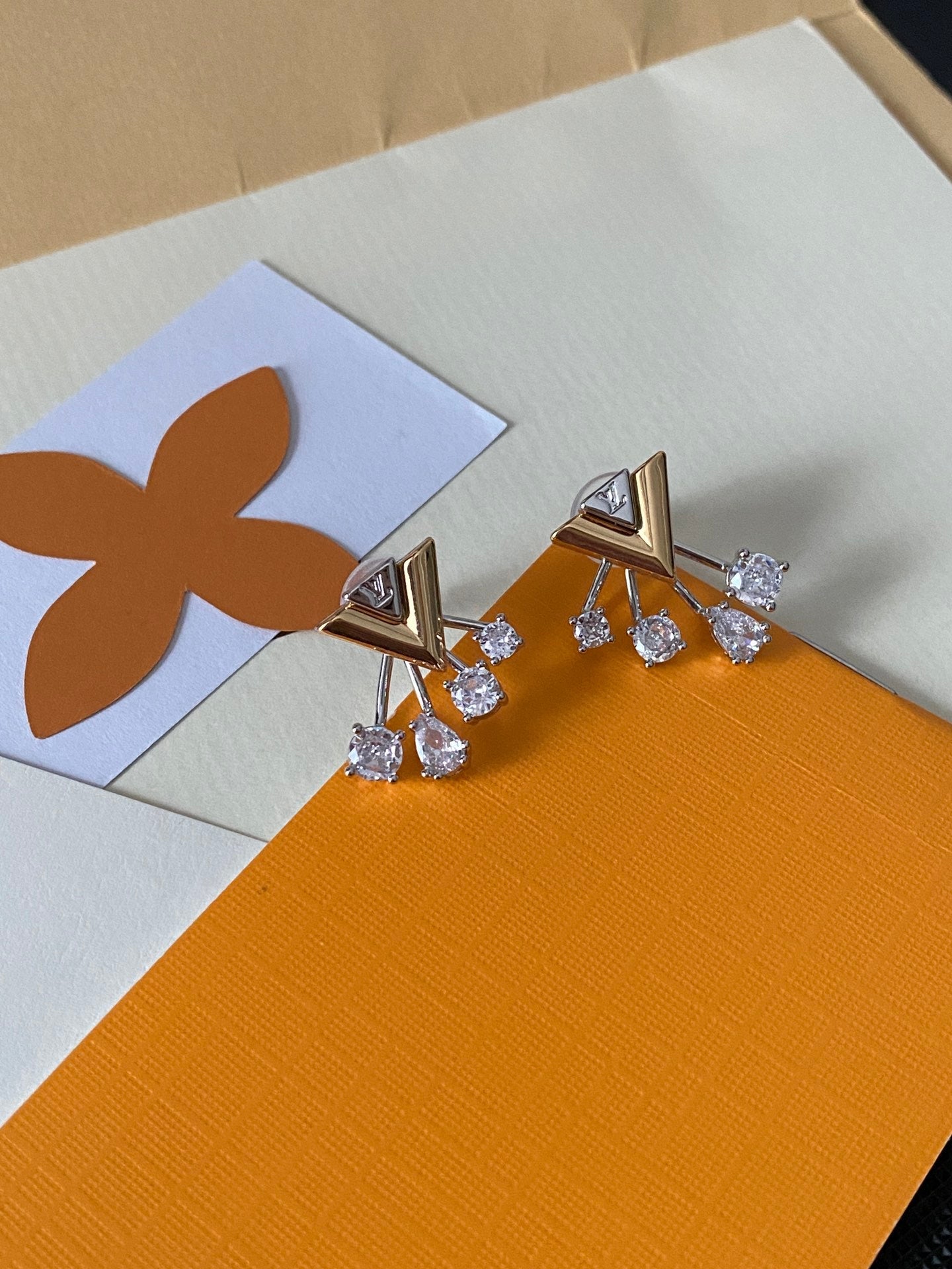 Diamond V-shaped earrings