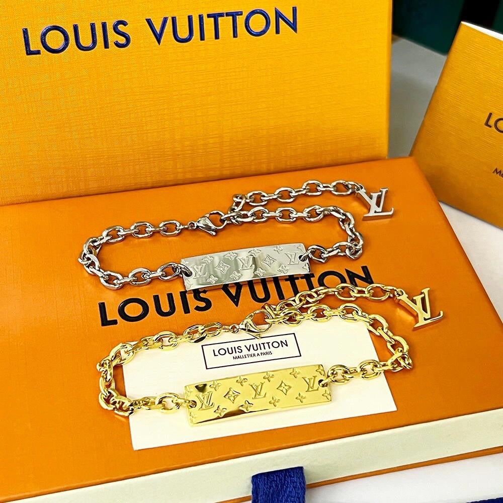 Nameplate pendant bracelet