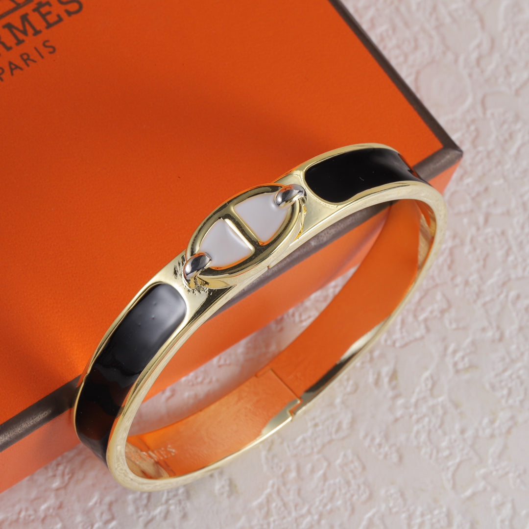 Clasp enamel bracelet