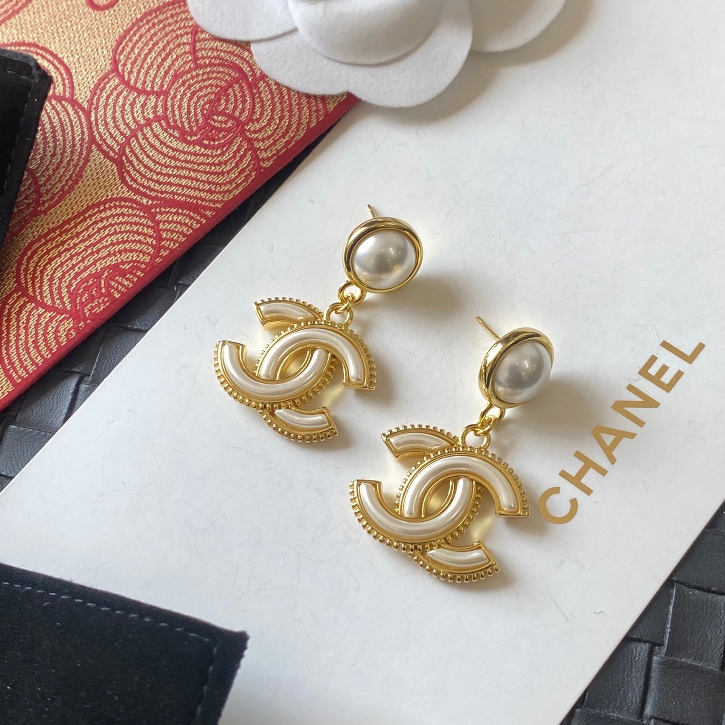 Fashionable retro earrings