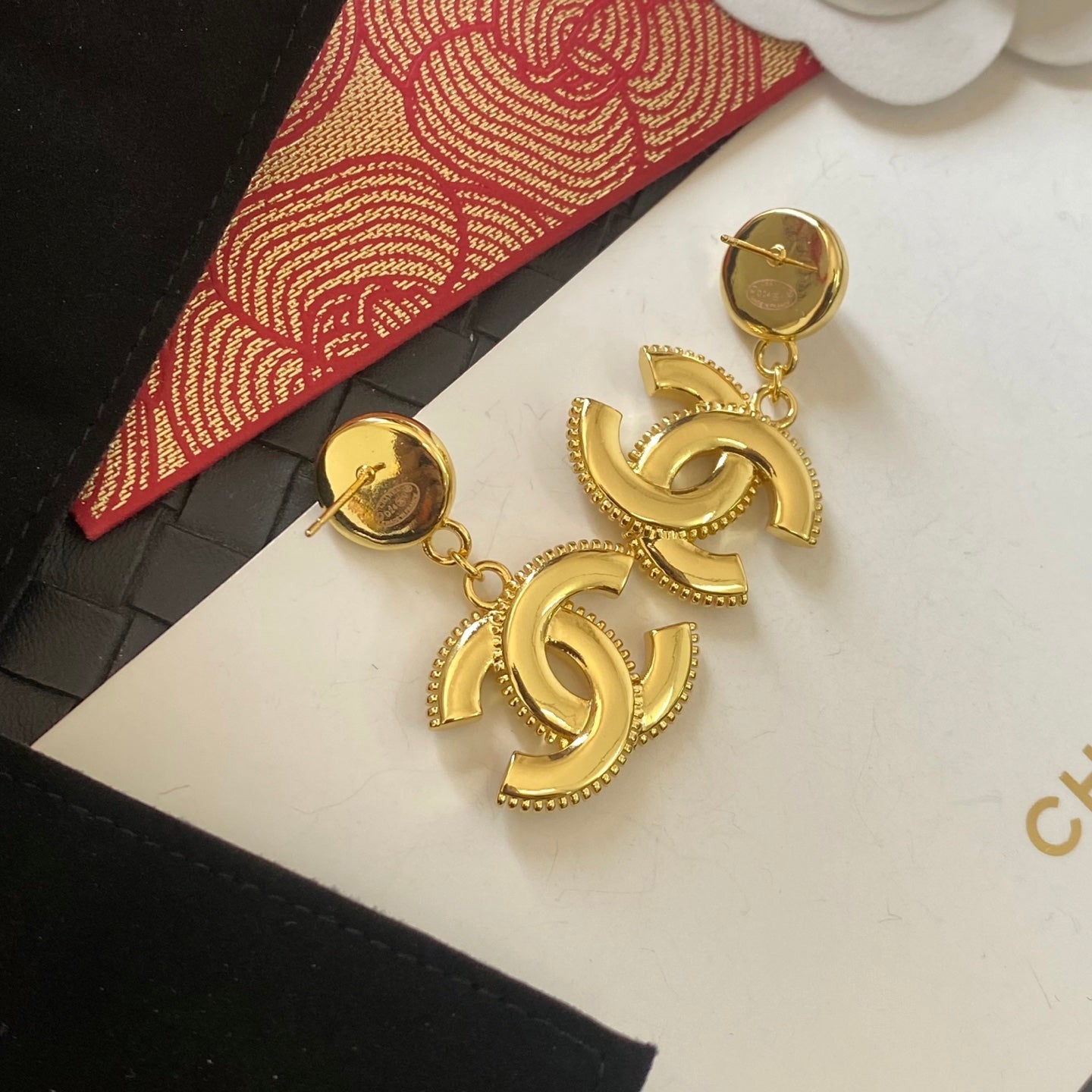 Fashionable retro earrings