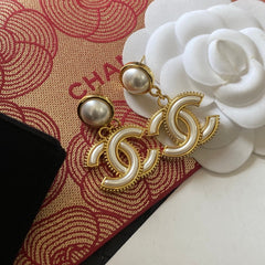 Fashionable retro earrings