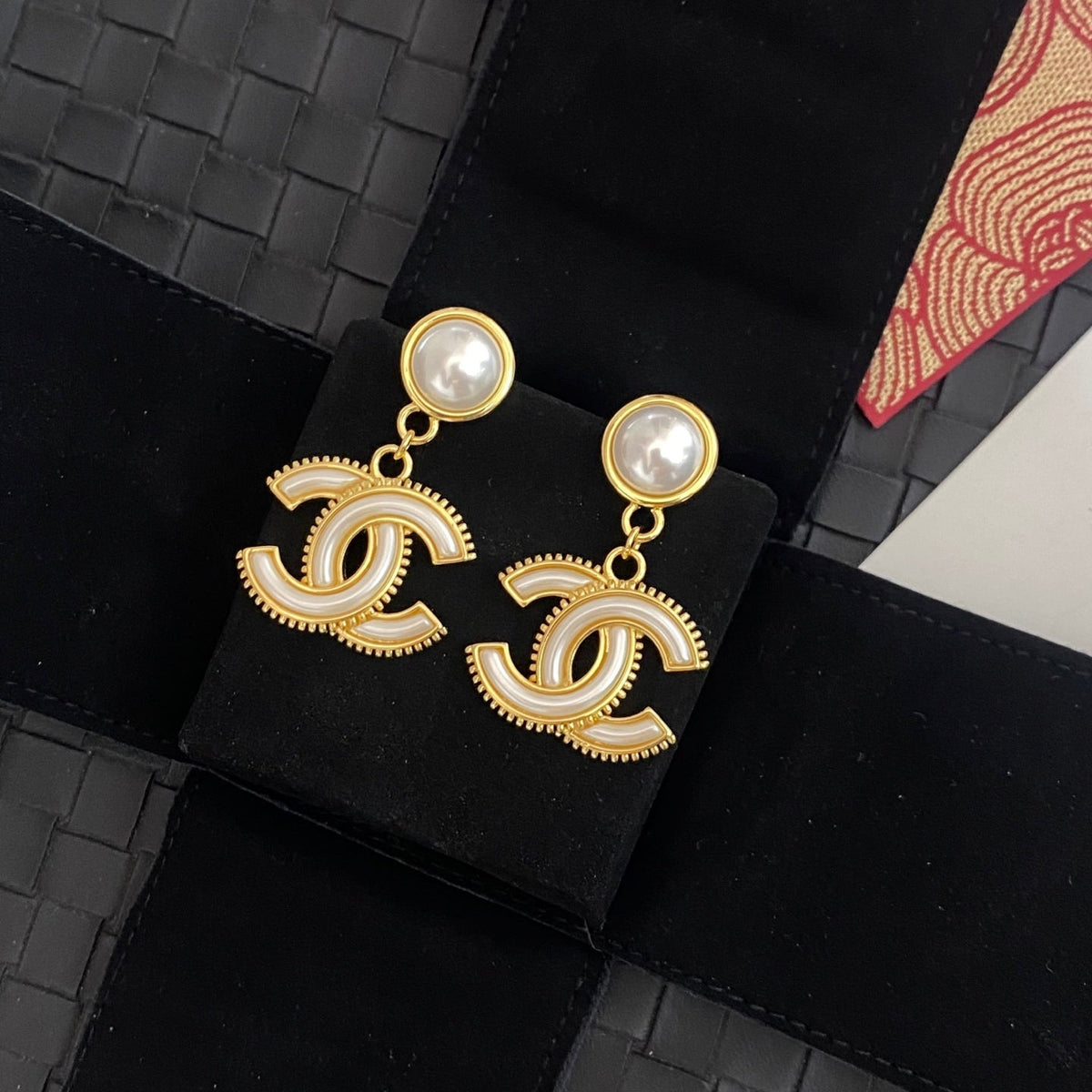 Fashionable retro earrings
