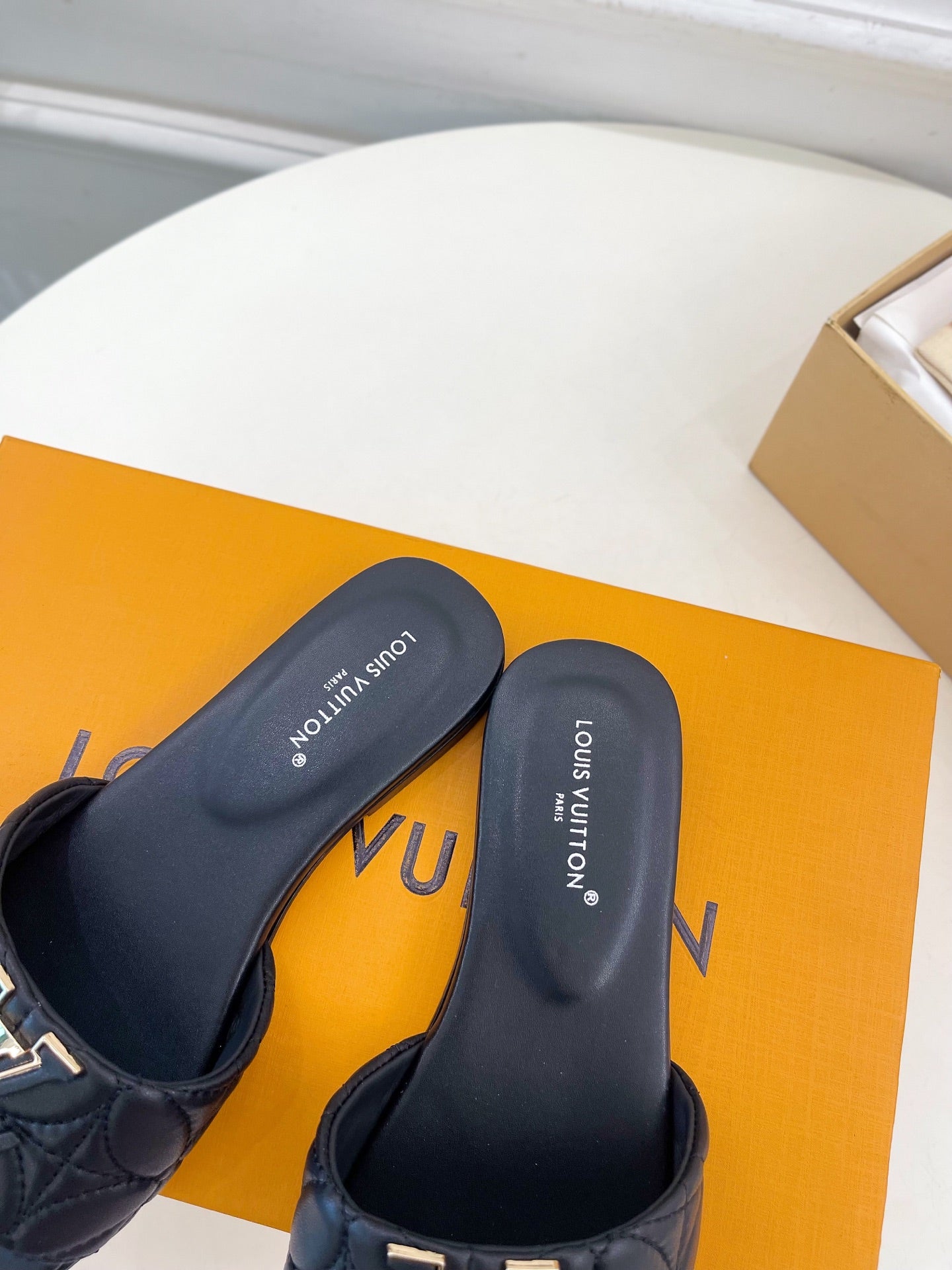 Fashionable Metal Leather Slippers