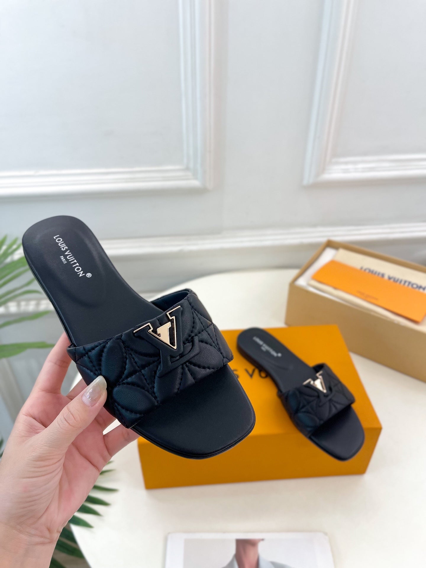 Fashionable Metal Leather Slippers