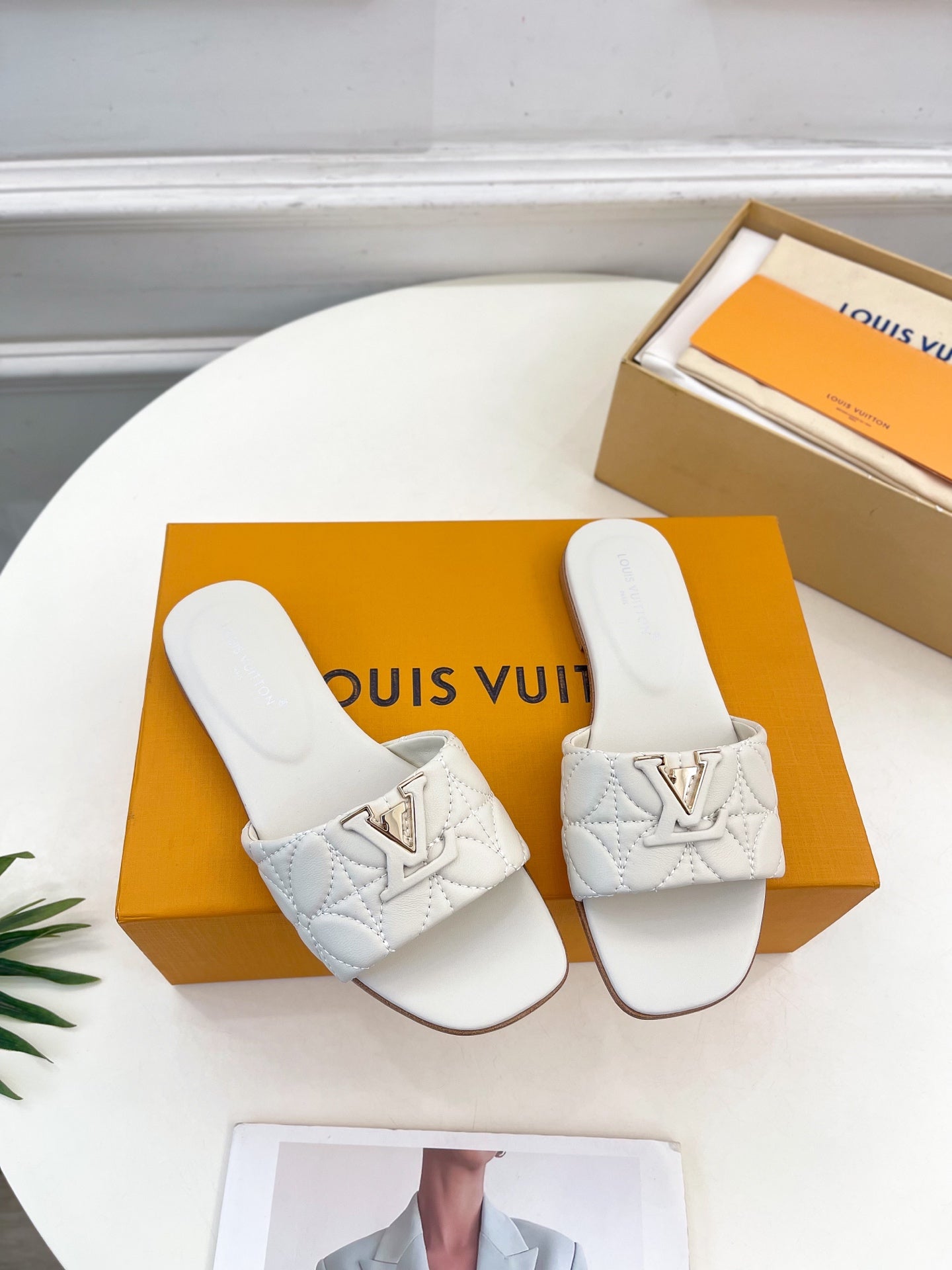 Fashionable Metal Leather Slippers