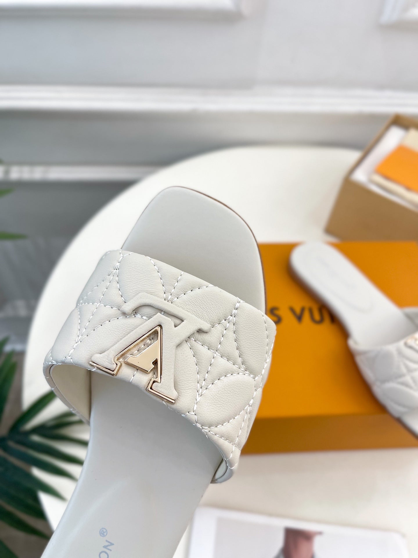 Fashionable Metal Leather Slippers