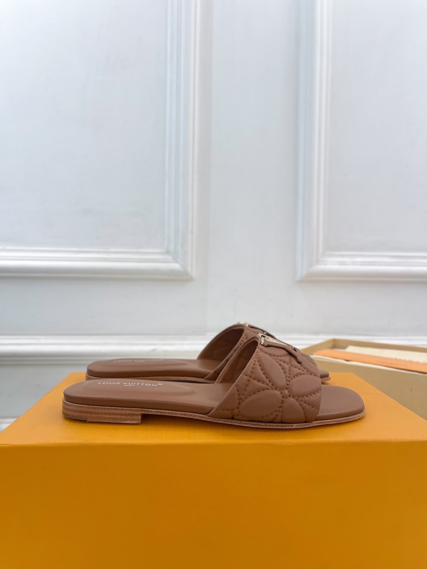 Fashionable Metal Leather Slippers