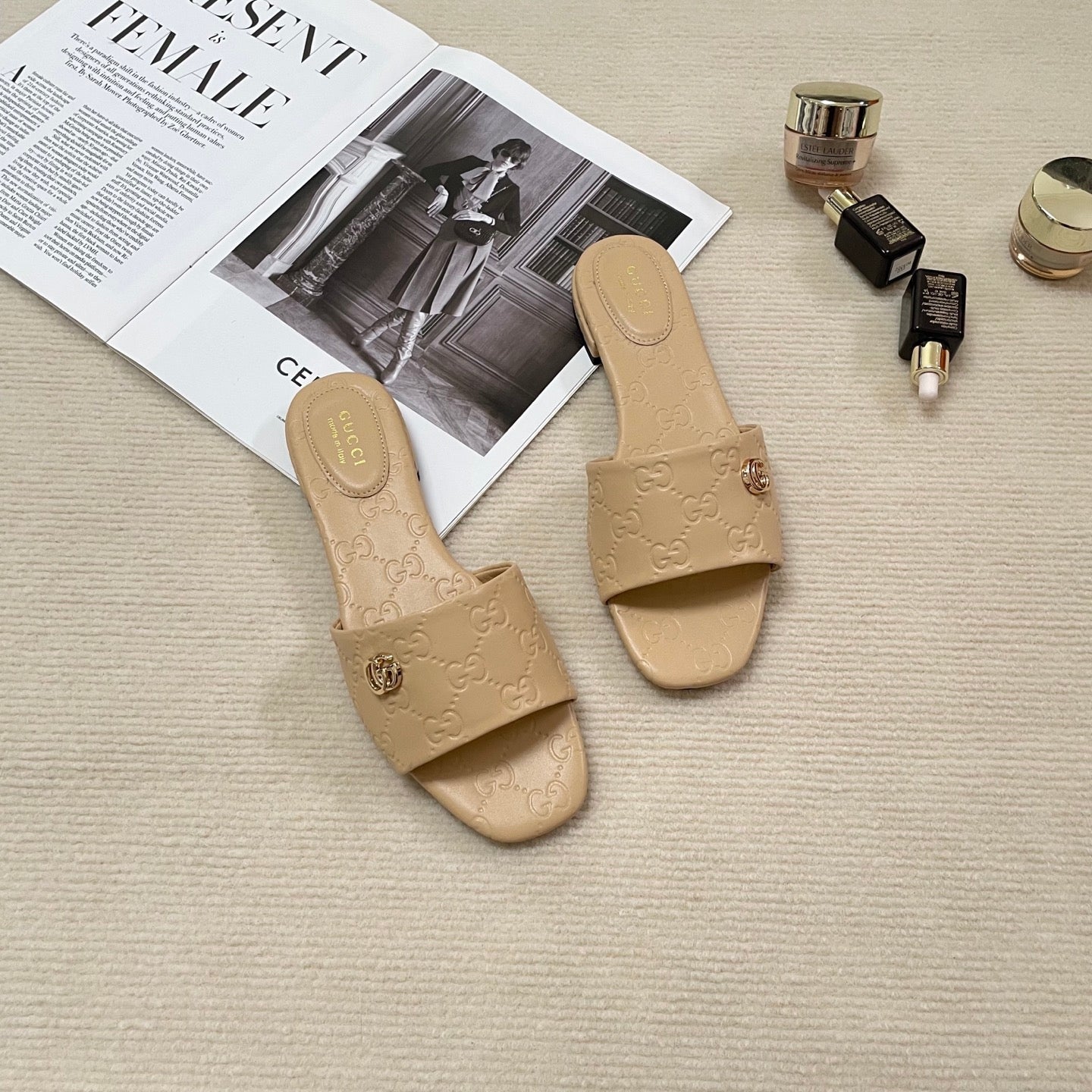 Embossed flat slippers