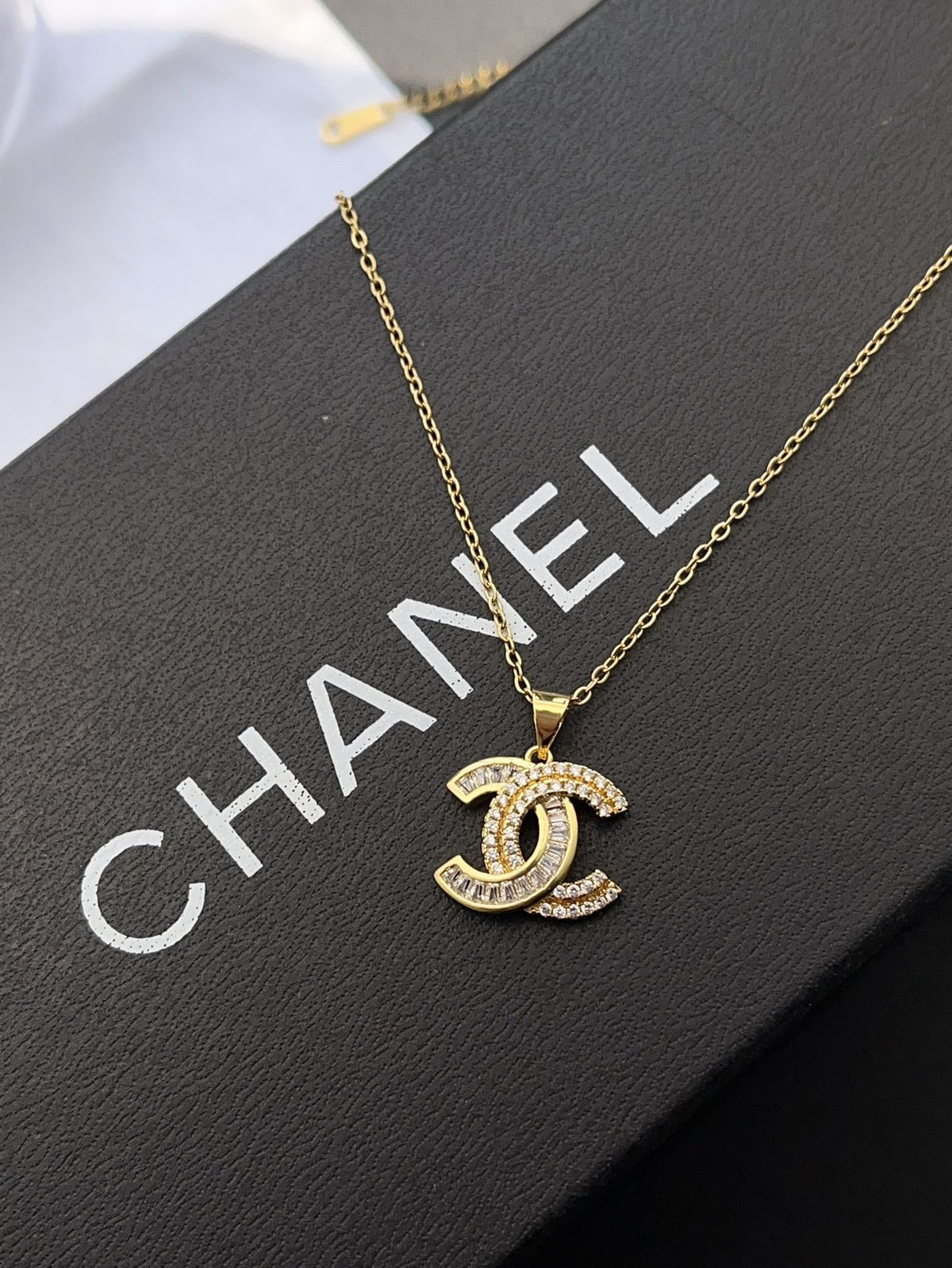 Diamond pendant necklace
