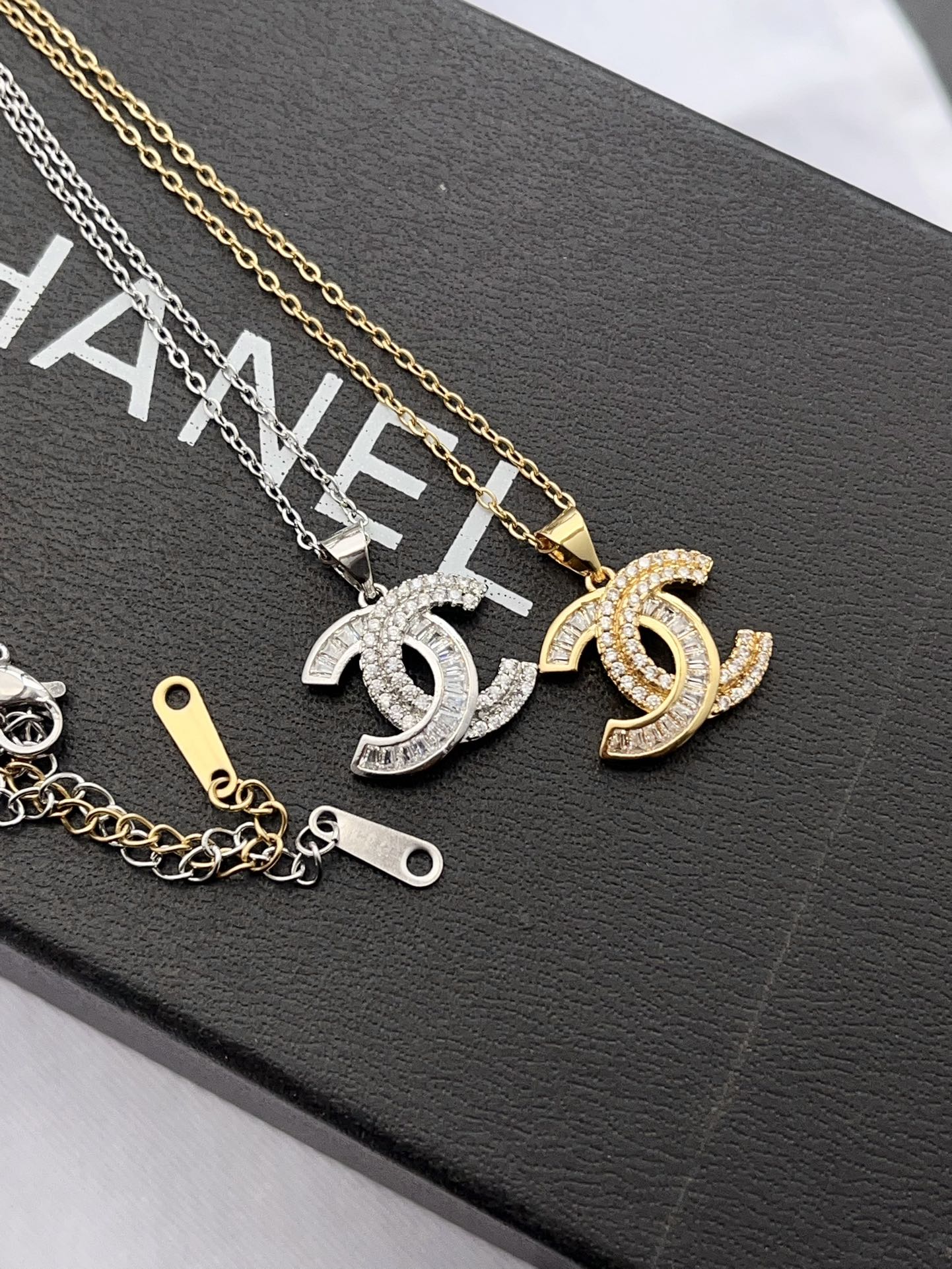 Diamond pendant necklace