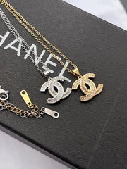 Diamond pendant necklace