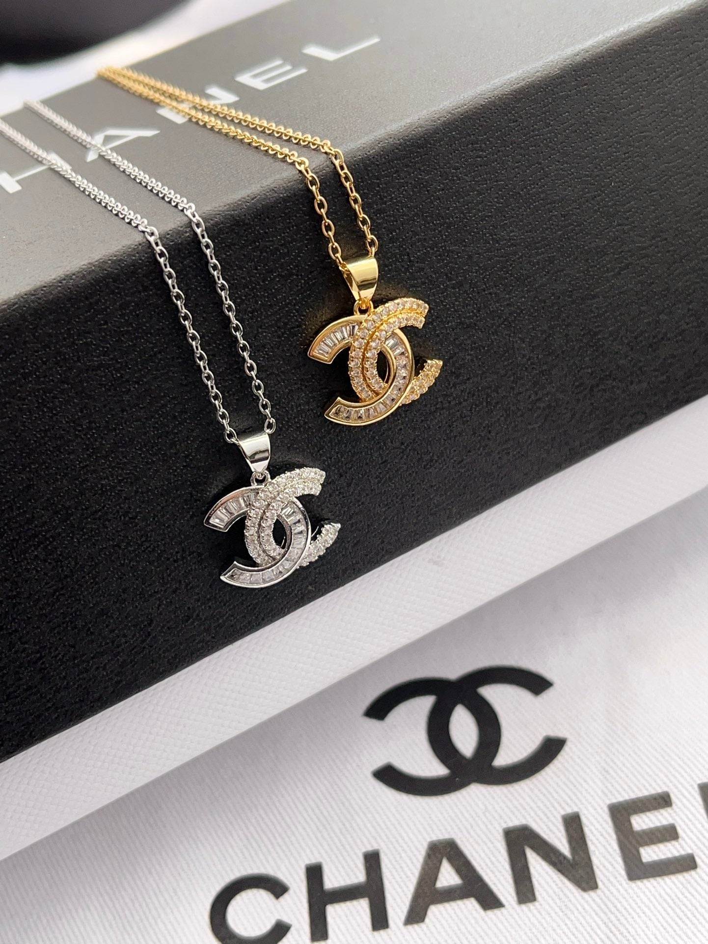 Diamond pendant necklace