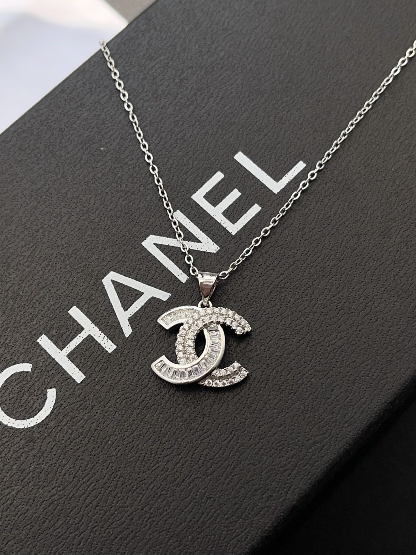 Diamond pendant necklace